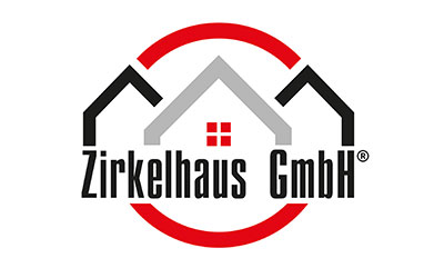 Logo der Zirkelhaus GmbH mit einem stilisierten Haus mit zwei Dachspitzen, einem roten Fenster und einem teilweise roten Kreis, darunter der Firmenname.