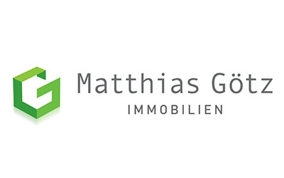 Logo für Matthias Götz Immobilien mit einem grünen geometrischen „G“-Symbol auf der linken Seite und dem Firmennamen in grauer Schrift auf der rechten Seite.