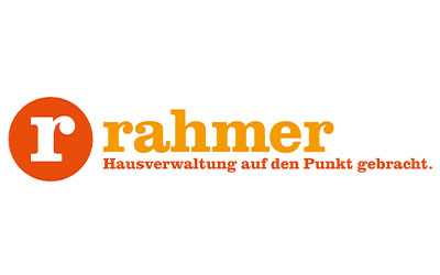 Logo mit einem orangefarbenen Kreis, der ein weißes kleines „r“ neben dem Wort „rahmer“ und dem deutschen Text „Hausverwaltung auf den Punkt gebracht“ enthält.,in Orange.