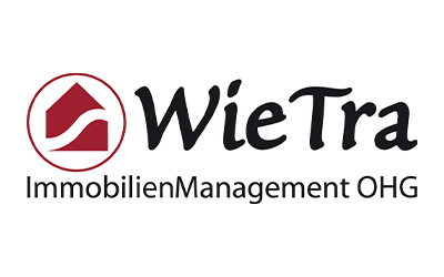 Das Logo der WieTra ImmobilienManagement OHG zeigt ein rotes Haussymbol mit einer geschwungenen Linie und den Firmennamen in stilisierter schwarzer Schrift auf weißem Hintergrund.